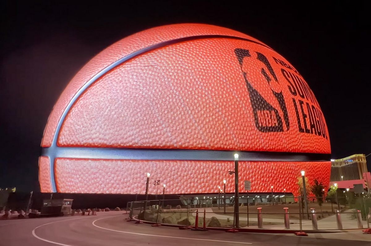La captivante Sphère de Las Vegas fascine les spectateurs avec son éventail époustouflant d’affichages, dont un ballon de basket colossal.
