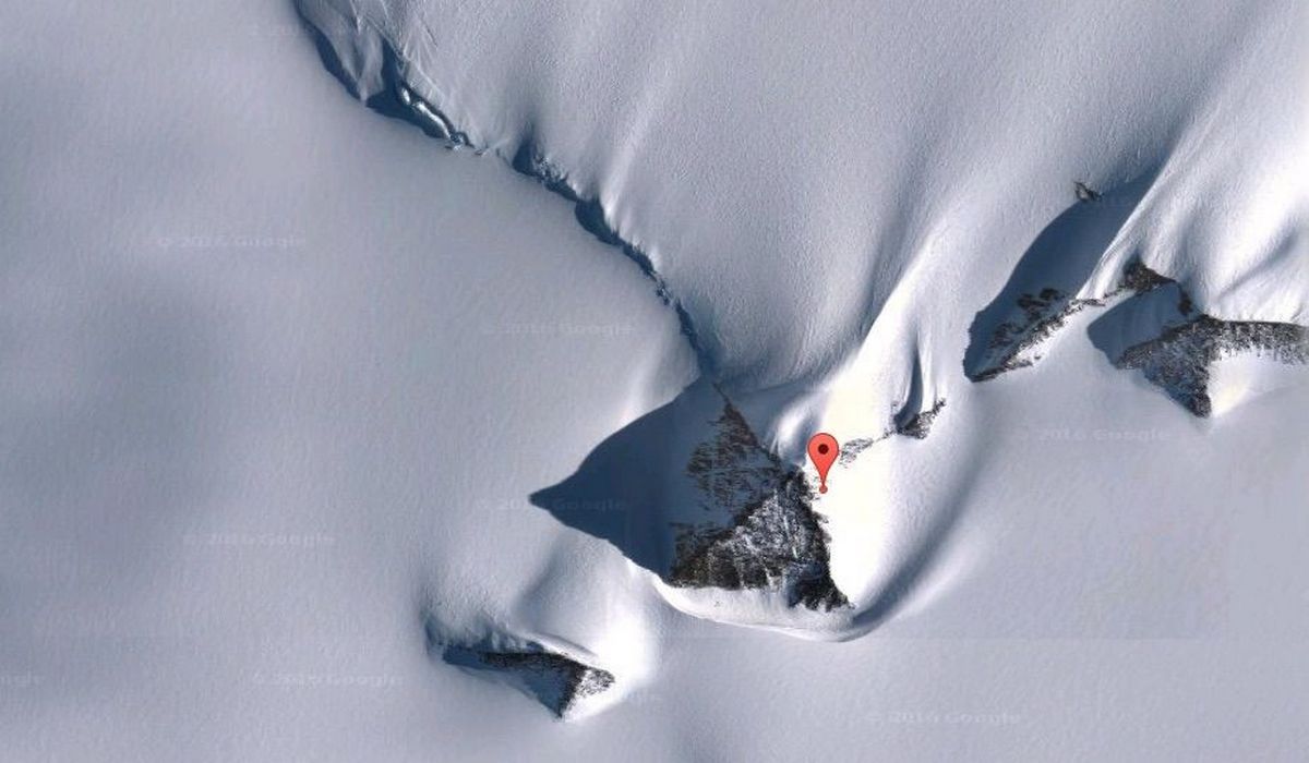 Dans les vastes étendues des monts Ellsworth de l’Antarctique, une montagne intrigante à la forme pyramidale distincte a suscité la fascination d’innombrables internautes.