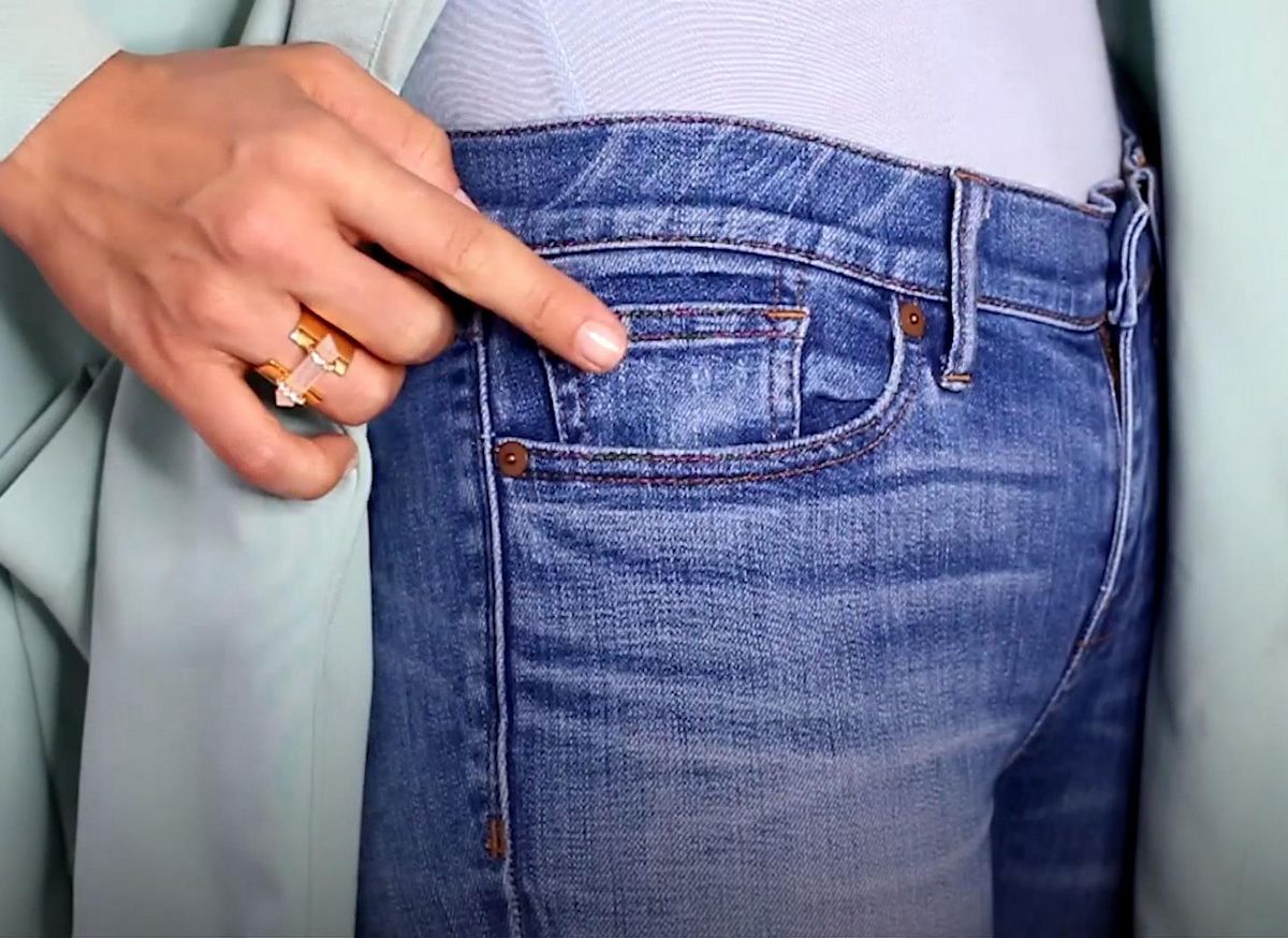 Curieux de connaître l’utilisation prévue de cette petite poche sur les jeans ? Découvrez son importance historique, qui remonte aux années 1800.