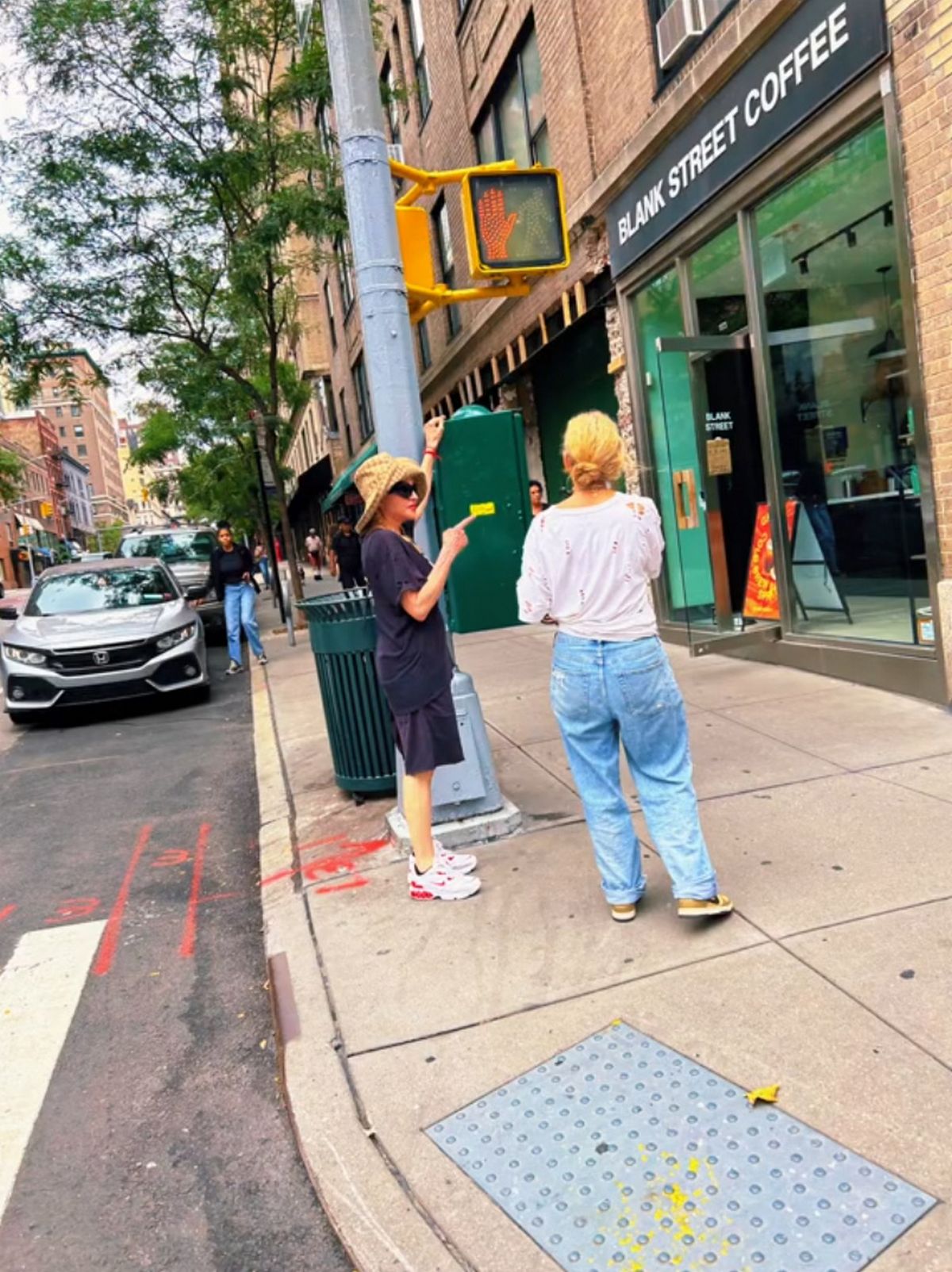 Madonna a récemment été vue avec une amie à la sortie d’un café à New York par l’une de ses fans, Lauren Conlin.