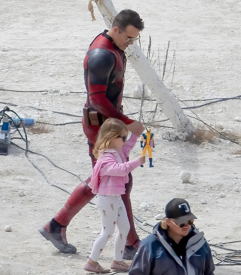 Tout en se promenant aux côtés de son père, l’une des filles de Blake et Ryan s’est amusée à jouer avec un jouet de Wolverine.