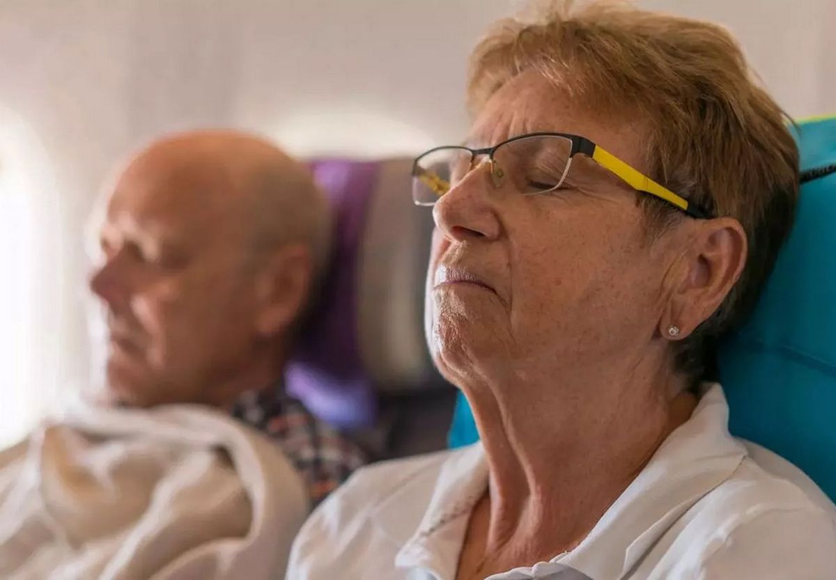 Selon l'homme, le couple de personnes âgées occupait déjà ses sièges surclassés et a insisté pour qu'il s'installe sur leurs sièges ordinaires, à l'arrière de l'avion.
