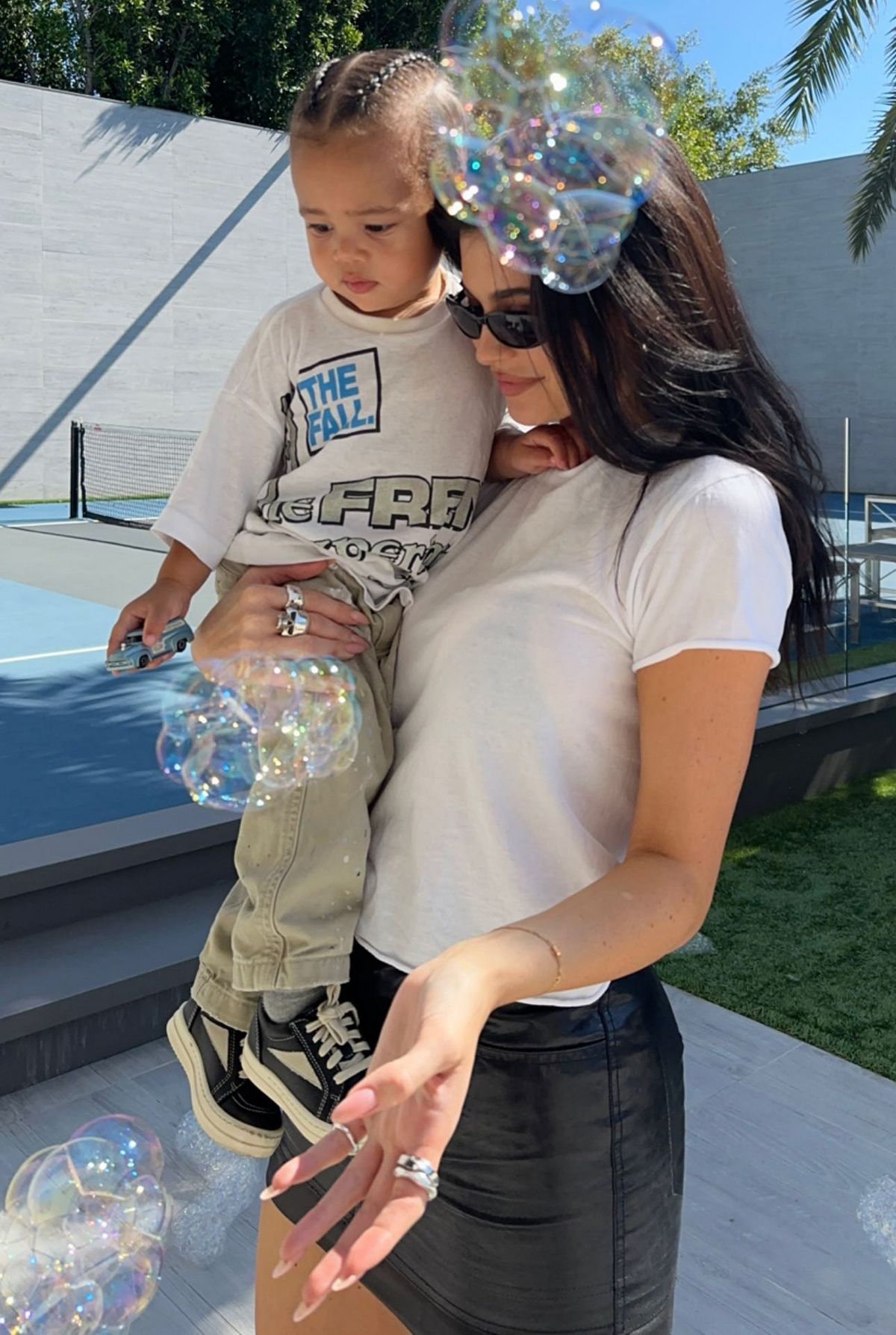 Dans l’arrière-cour de sa résidence, Kylie et Aire se sont livrés à des activités délicieuses comme faire des bulles et se câliner au bord de la piscine.