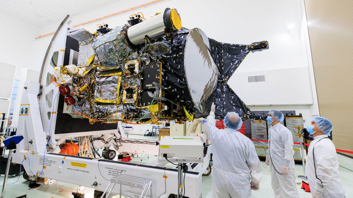 Photographié, le vaisseau spatial Psyché de la NASA se dresse fièrement dans les installations d’Astrotech Space Operations, situées à côté de l’illustre centre spatial Kennedy, en Floride.