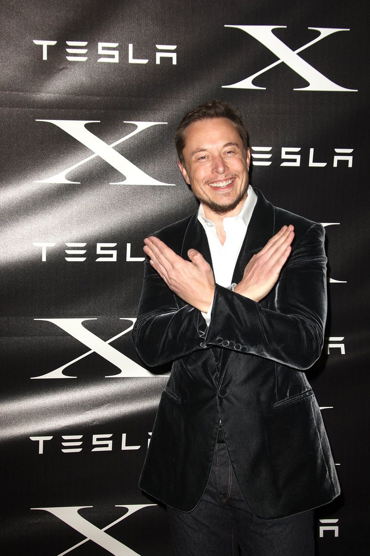 Elon Musk a dévoilé un rebranding complet de Twitter, adoptant le nom « X » et remplaçant l’emblématique logo de l’oiseau bleu par la lettre « X ».