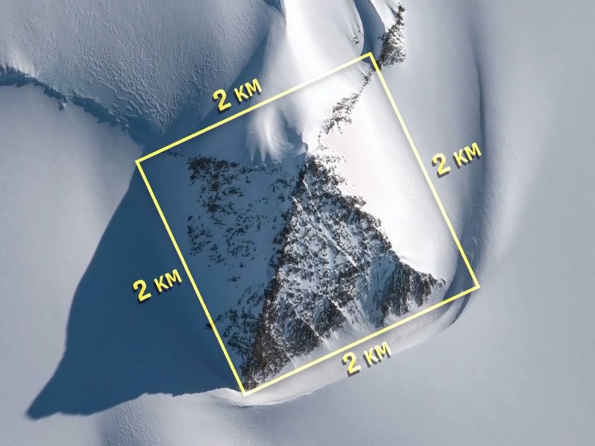 Couvrant une superficie impressionnante de 2 kilomètres carrés à sa base, la montagne pyramidale se dresse majestueusement, rappelant la grande pyramide de Gizeh.