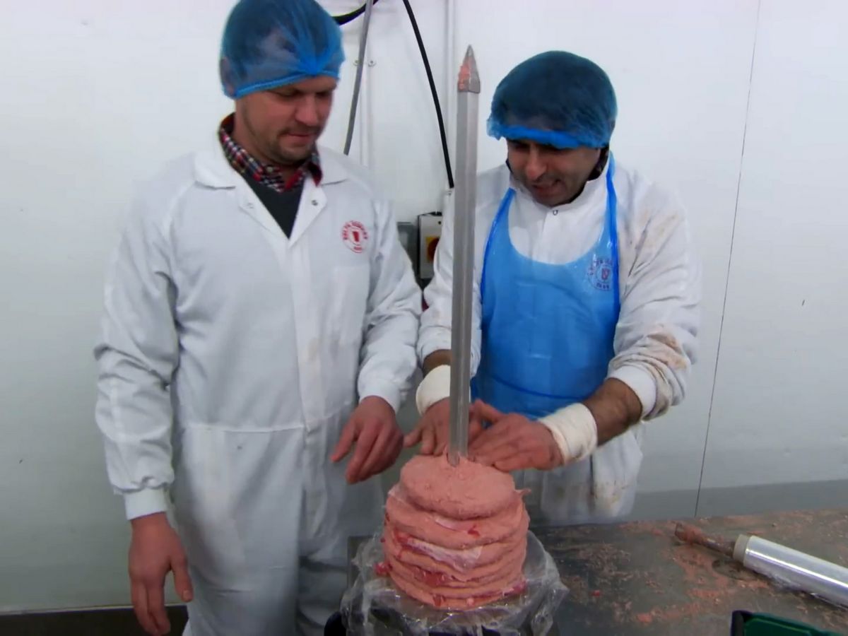 Ensuite, la viande barattée prend la forme de grands disques épais, parfaitement disposés et empilés sur une broche.