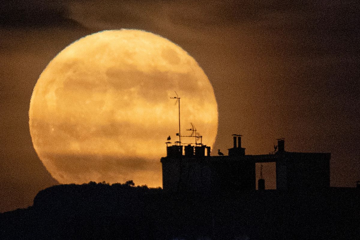 Si vous ne pouvez pas regarder l’incroyable super lune ce soir, vous pourrez l’observer demain également.