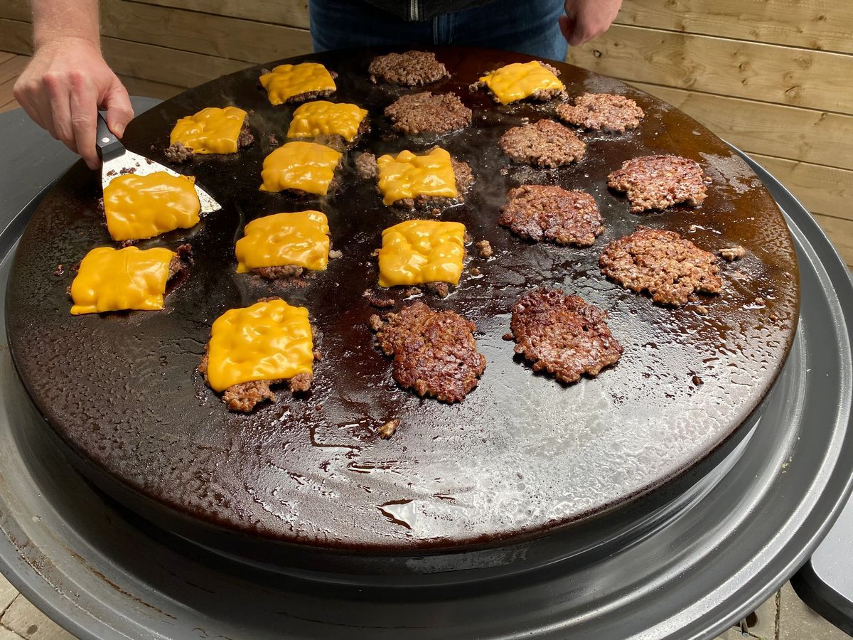 Pour améliorer le goût, le chef recommande d’utiliser une plaque de cuisson plutôt qu’un barbecue pour cuire les burgers.