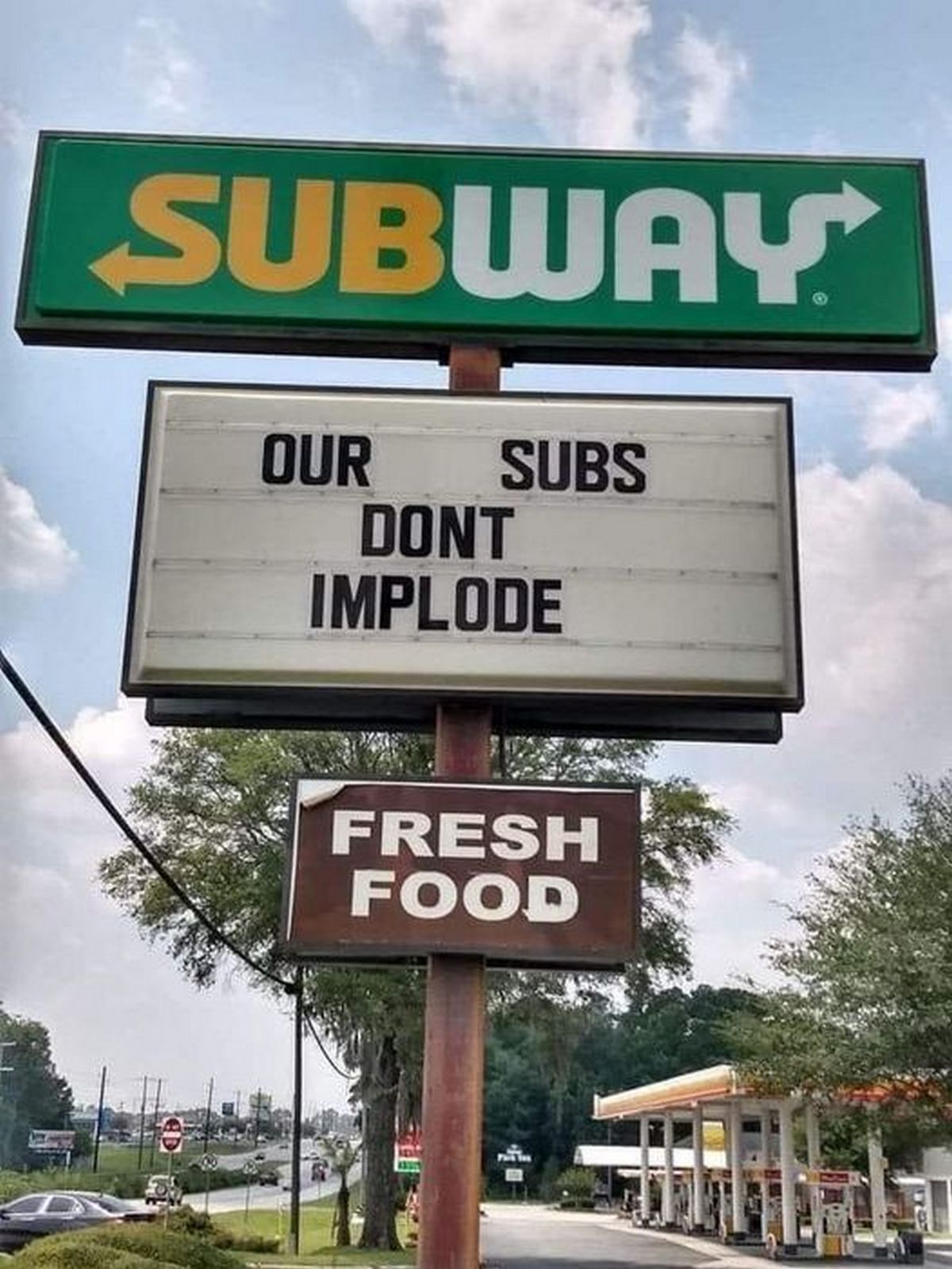 Les réseaux sociaux ont vu affluer des internautes en colère exprimant leur indignation face à la blague affichée sur l’enseigne du restaurant Subway.