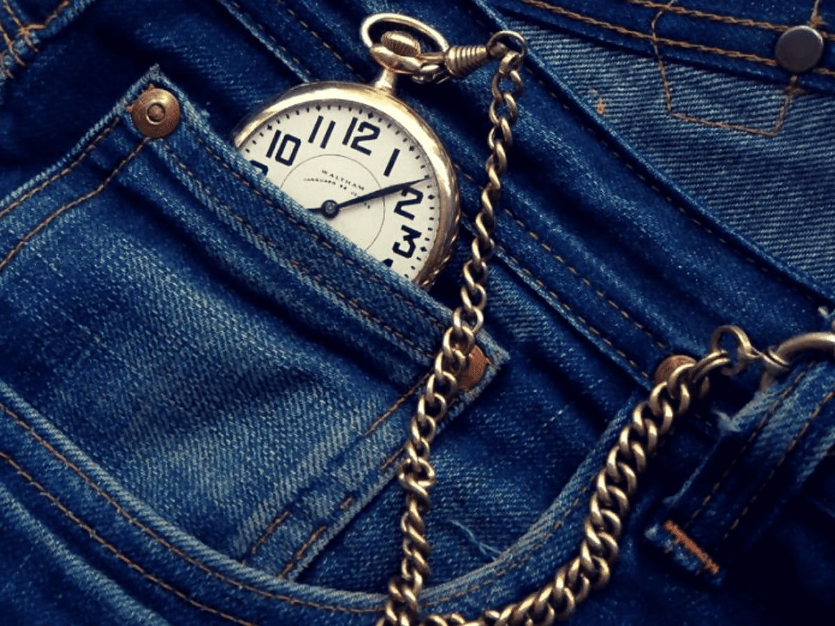 Conçue à l’origine par Levi’s dans les années 1800, la petite poche sur les jeans servait à loger une montre.