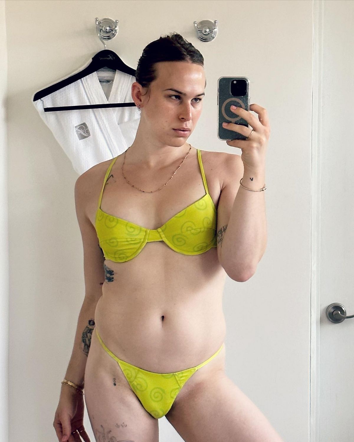 Tommy Dorfman, connue pour son rôle dans la série 13 Reasons Why, a partagé des photos sur Instagram alors qu’elle prenait des vacances bien méritées, vêtue d’un maillot de bain vert.