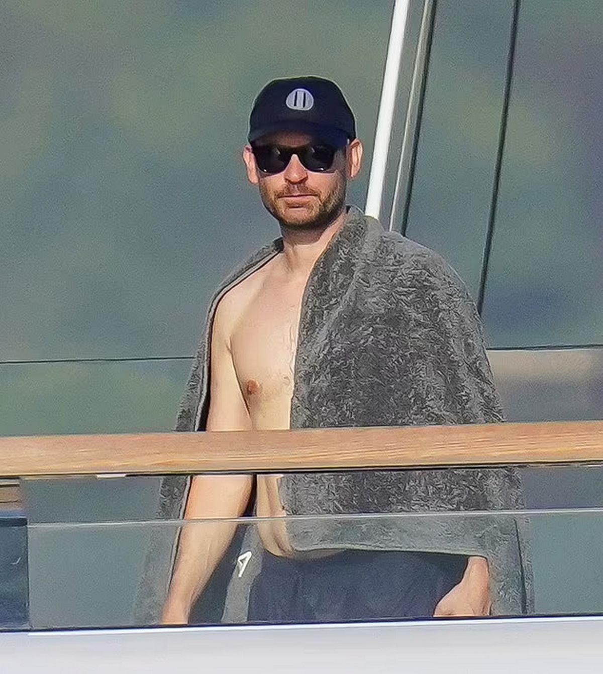 Profitant du temps ensoleillé de la Côte d’Azur, Tobey Maguire a rejoint Leonardo et les deux amis ont profité de la chaleur.