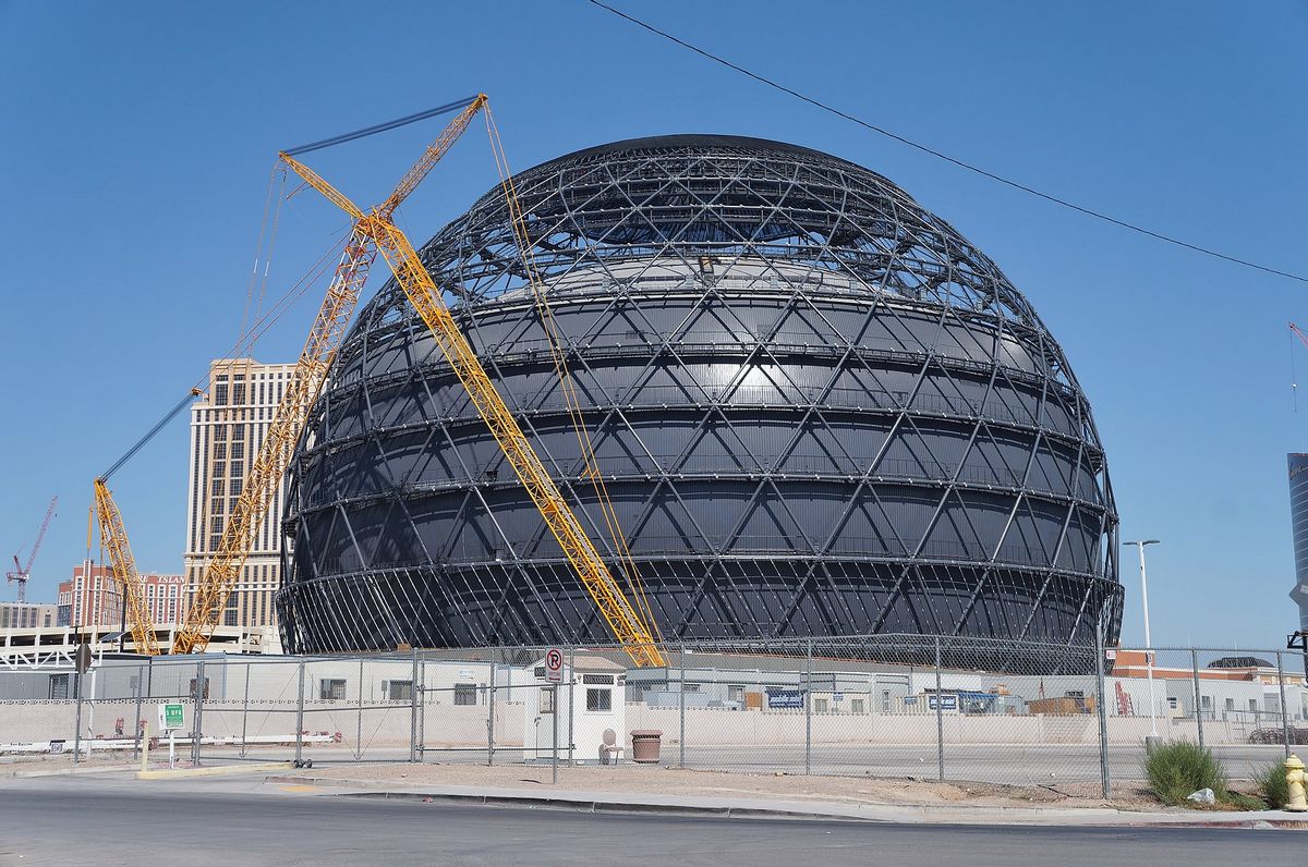 Construite pour la somme astronomique de 2,3 milliards de dollars américains, la Sphère mesure 157 mètres de large et 112 mètres de haut, et peut accueillir 18 600 personnes.