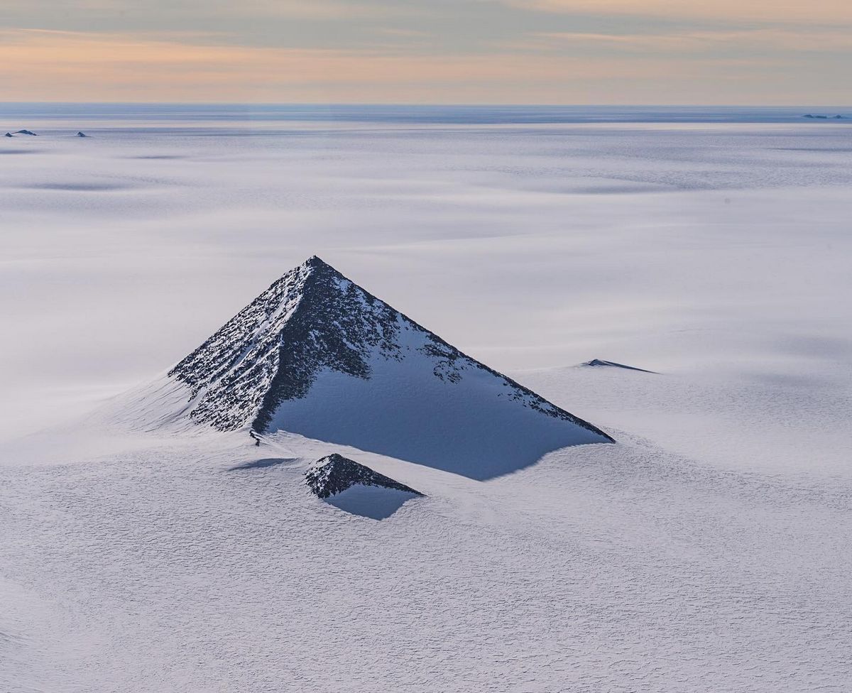 Malgré la myriade de théories qui circulent en ligne sur l’origine de la montagne en forme de pyramide, le professeur Eric Rignot attribue sans équivoque son existence à un processus géologique naturel.