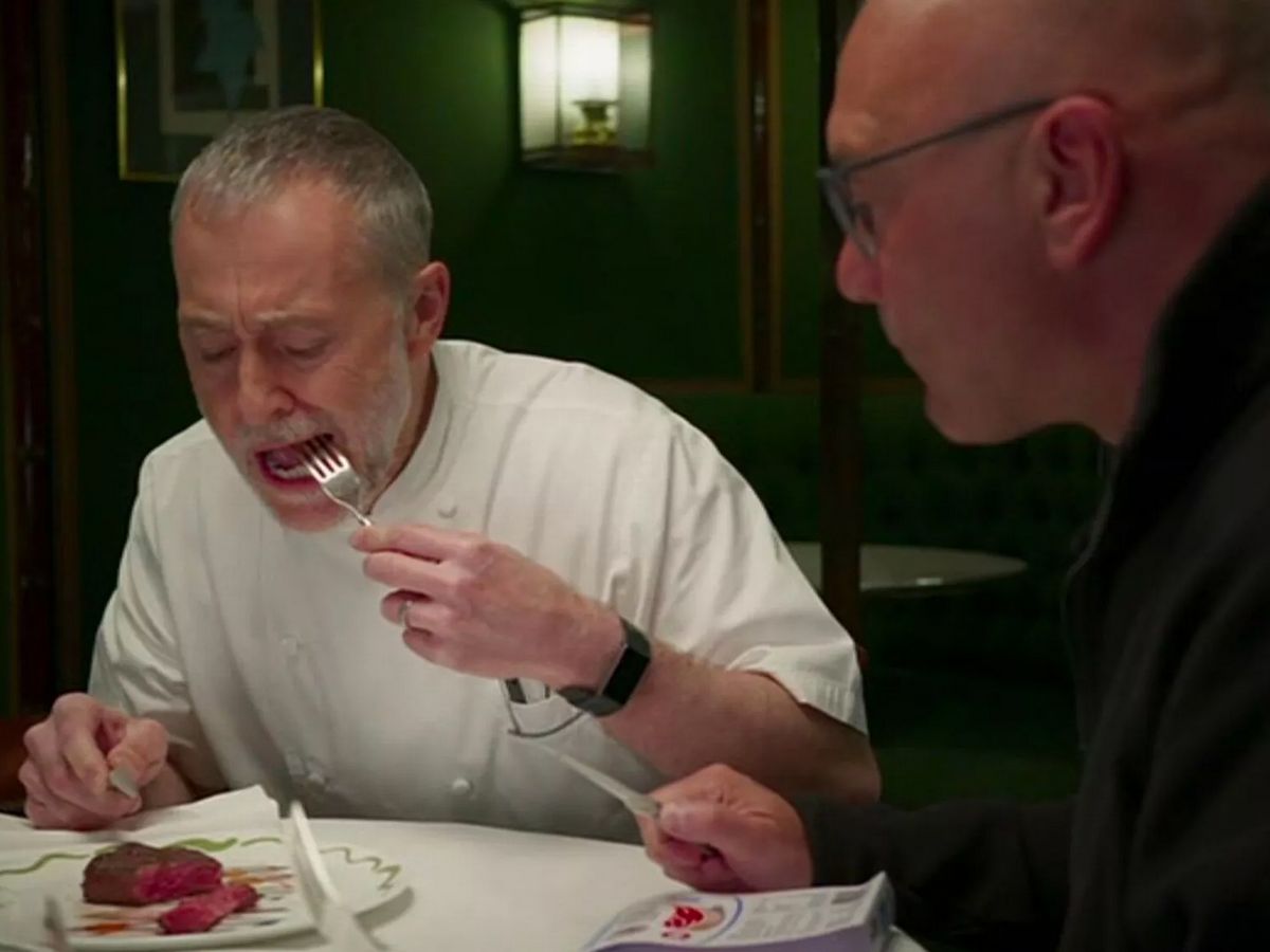 À un moment donné, ils ont fait une remarque sur la tendreté des steaks humains, notant qu’ils étaient « un peu filandreux ».