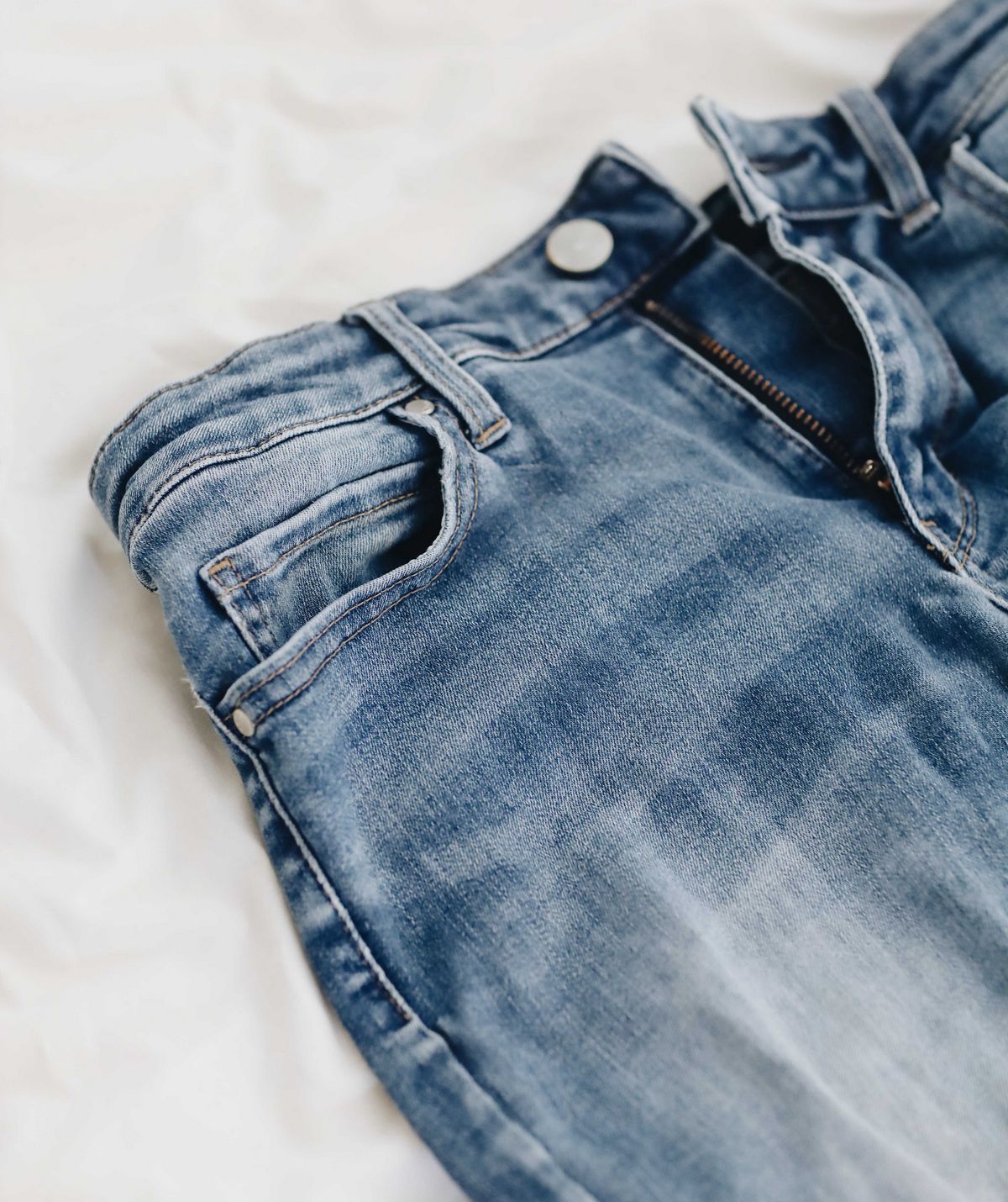 Emblématique de l’héritage intemporel de Levi’s en matière de design, la petite poche réduite reste une caractéristique notable de ces jeans.