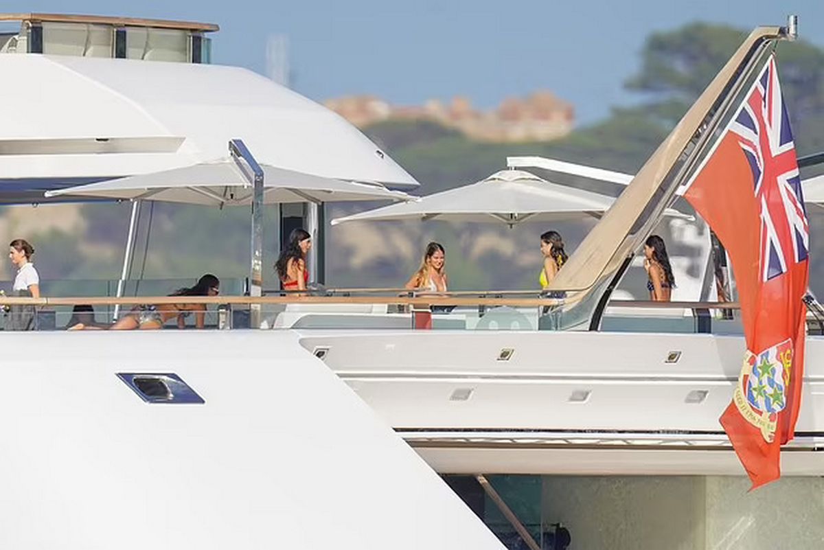 Après avoir savouré les chaudes journées d’été sur la côte française pendant une semaine entière, les acteurs semblaient ravis de passer du temps avec des femmes vêtues de maillots de bain.
