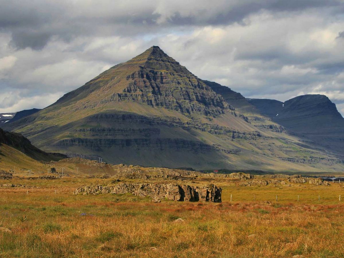 Au-delà de l’Antarctique, d’autres régions du monde abritent des montagnes en forme de pyramide, comme le mont Búlandstindur en Islande.