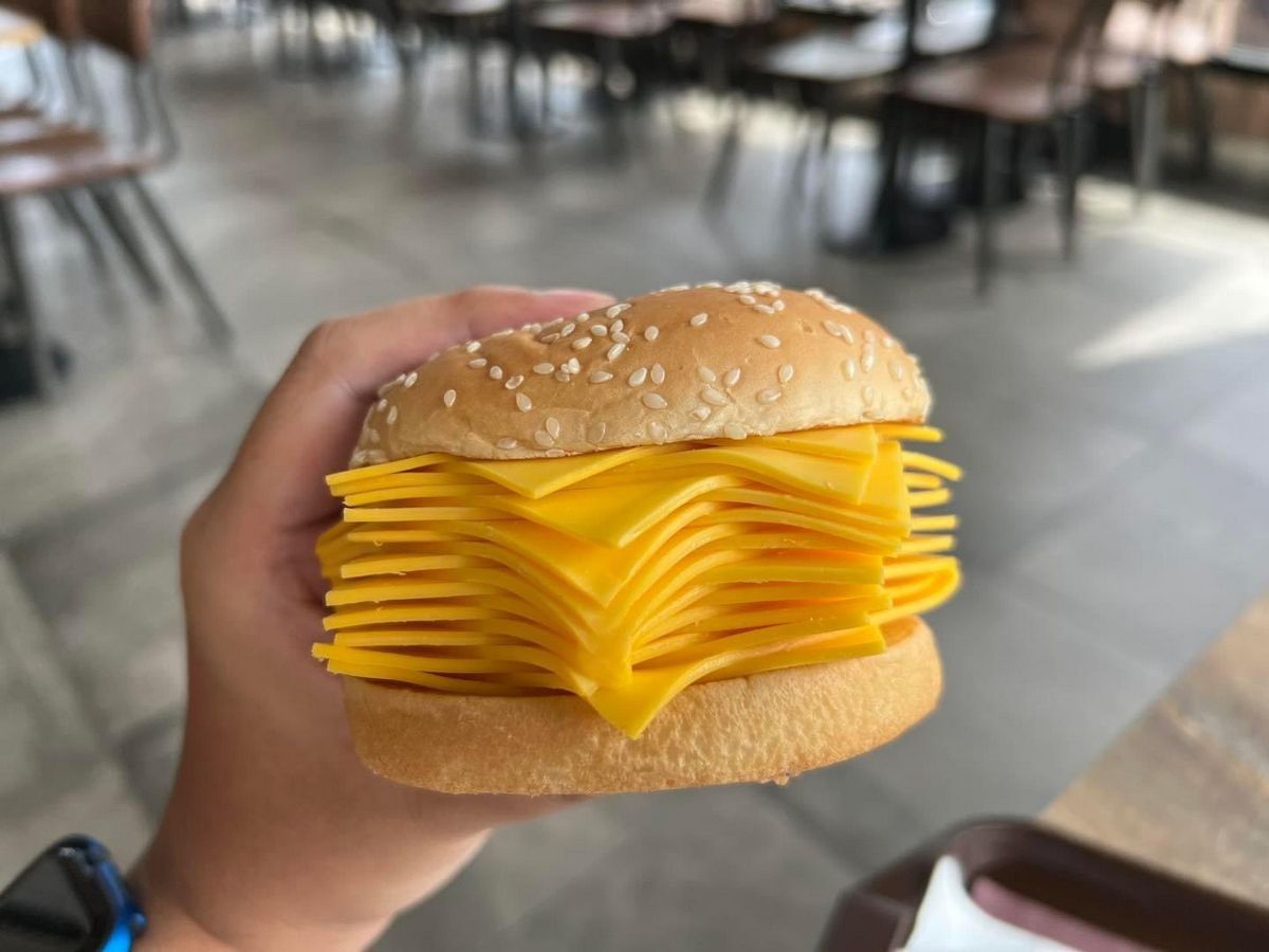 En Thaïlande, Burger King a lancé un burger extraordinaire qu’il appelle fièrement « le vrai cheeseburger ».