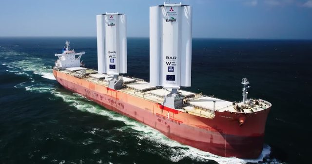 Le Pyxis Ocean, un cargo équipé de voiles rigides géantes, entame son premier voyage, visant à assurer un transport maritime respectueux de l'environnement grâce à la technologie WindWings.