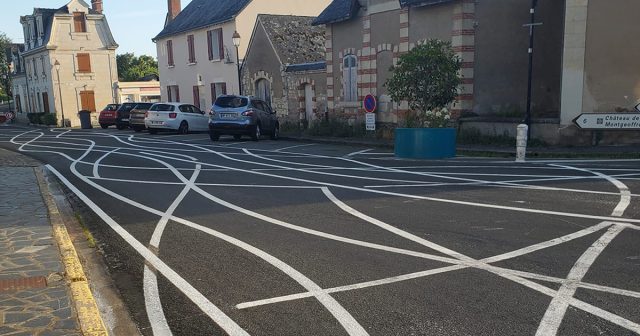 Dans le village français de Bauné, des lignes ondulées ont été peintes sur les routes à la manière d'une peinture surréaliste.