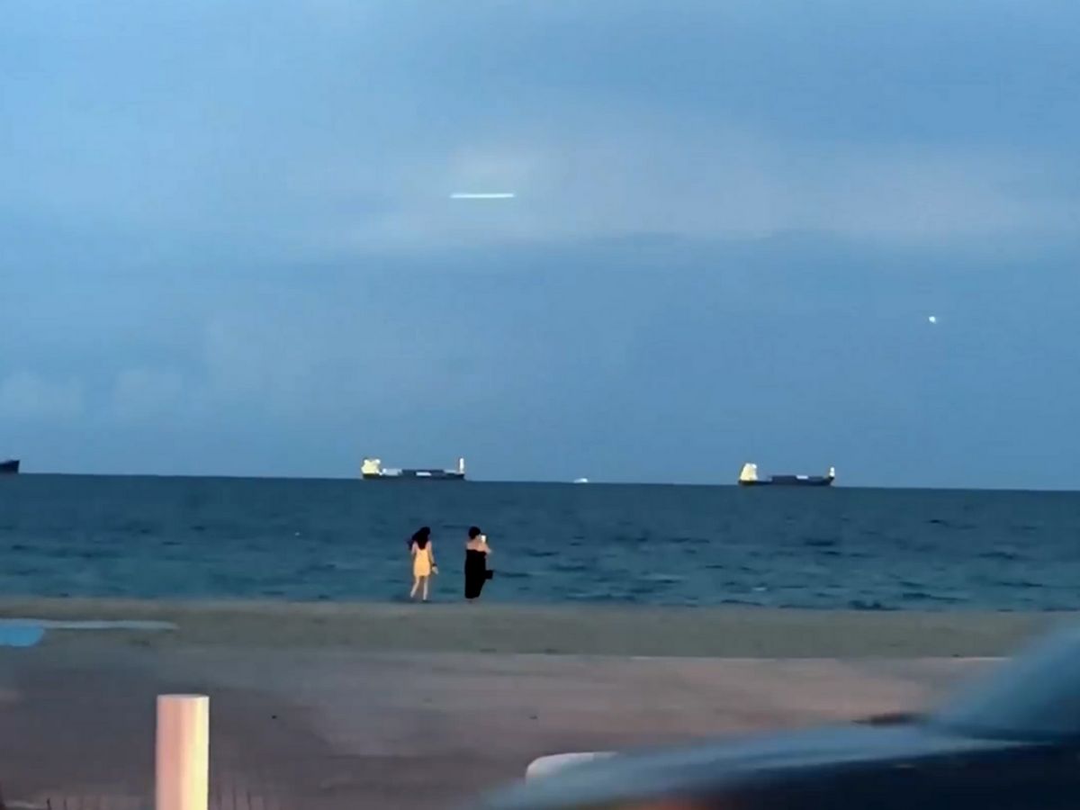 Un mystérieux OVNI a été repéré au-dessus d’une plage de Floride à une vitesse incroyable.