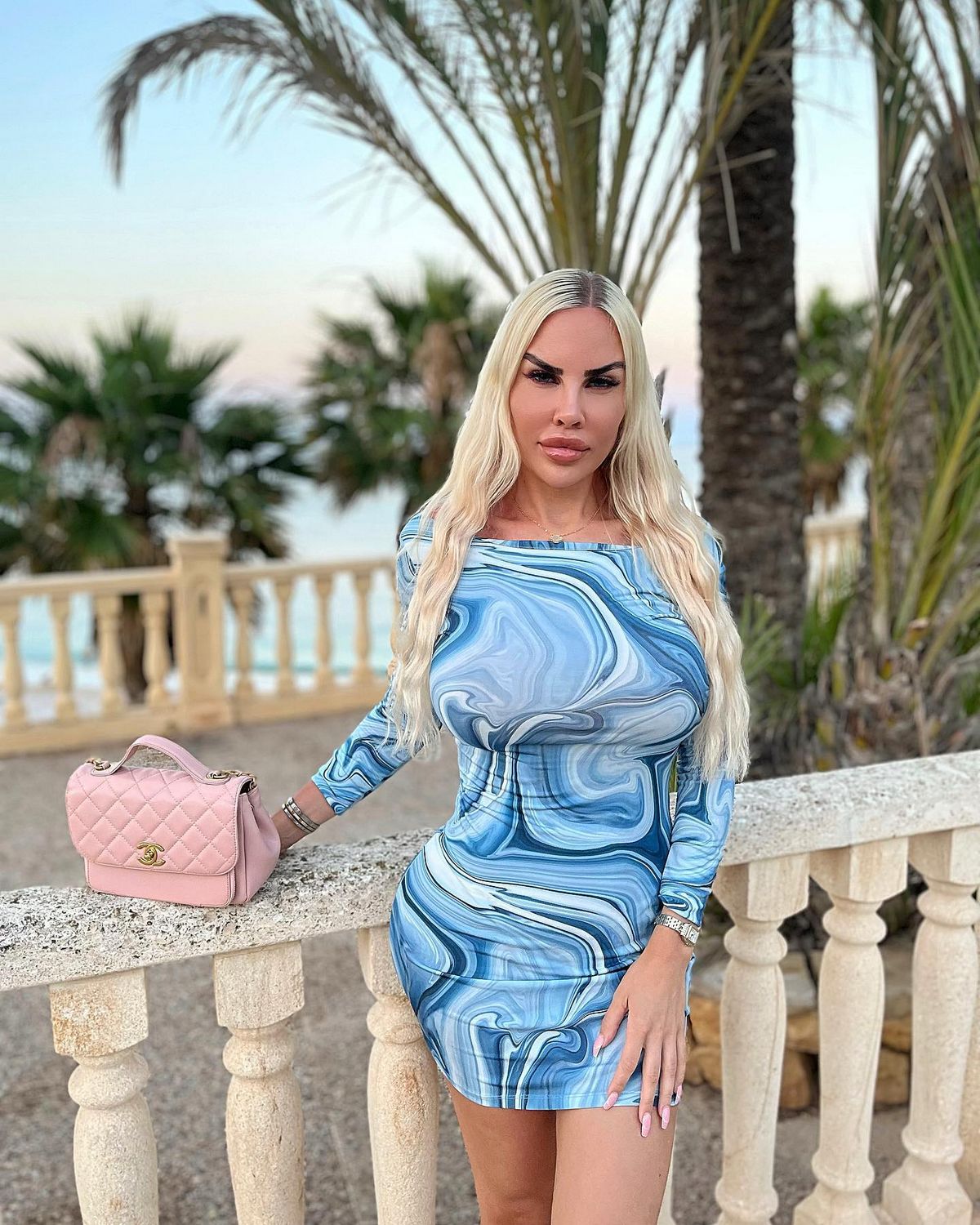 Découvrez l'univers glamour de Pernille, une femme au foyer de Dubaï au mode de vie opulent.