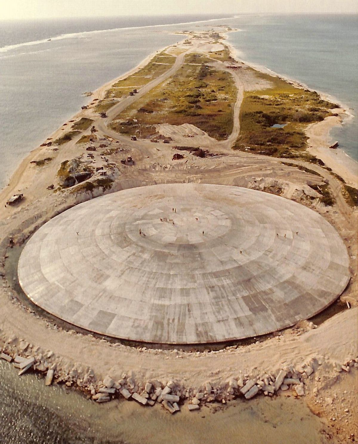 Une île appelée Runit, dans l'océan Pacifique, a un gros problème : un tombeau en béton rempli de déchets nucléaires fuit.