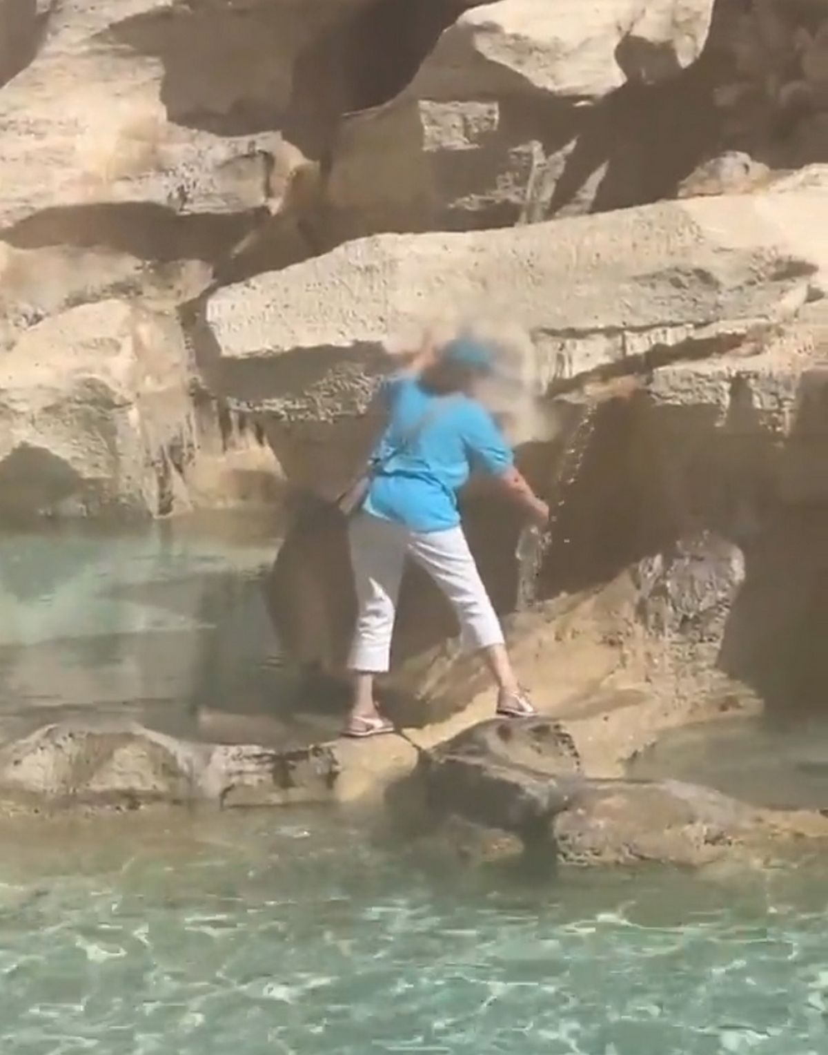 Dans un geste choquant, une touriste a dépassé les limites de la fontaine de Trevi à Rome afin de remplir sa bouteille d'eau.