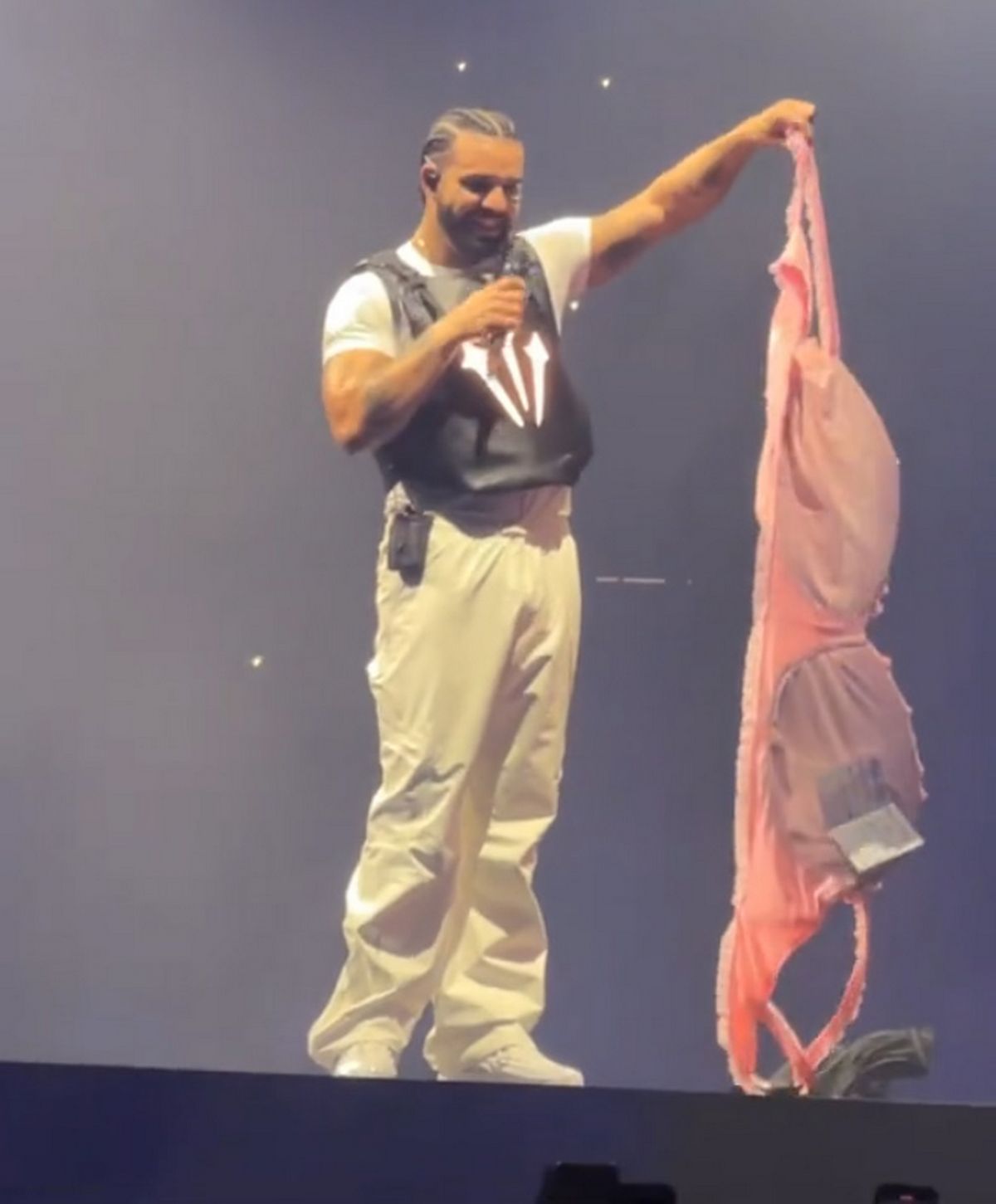 Lors de la tournée It's All A Blur de Drake, de nombreux soutiens-gorge ont été lancés sur scène.