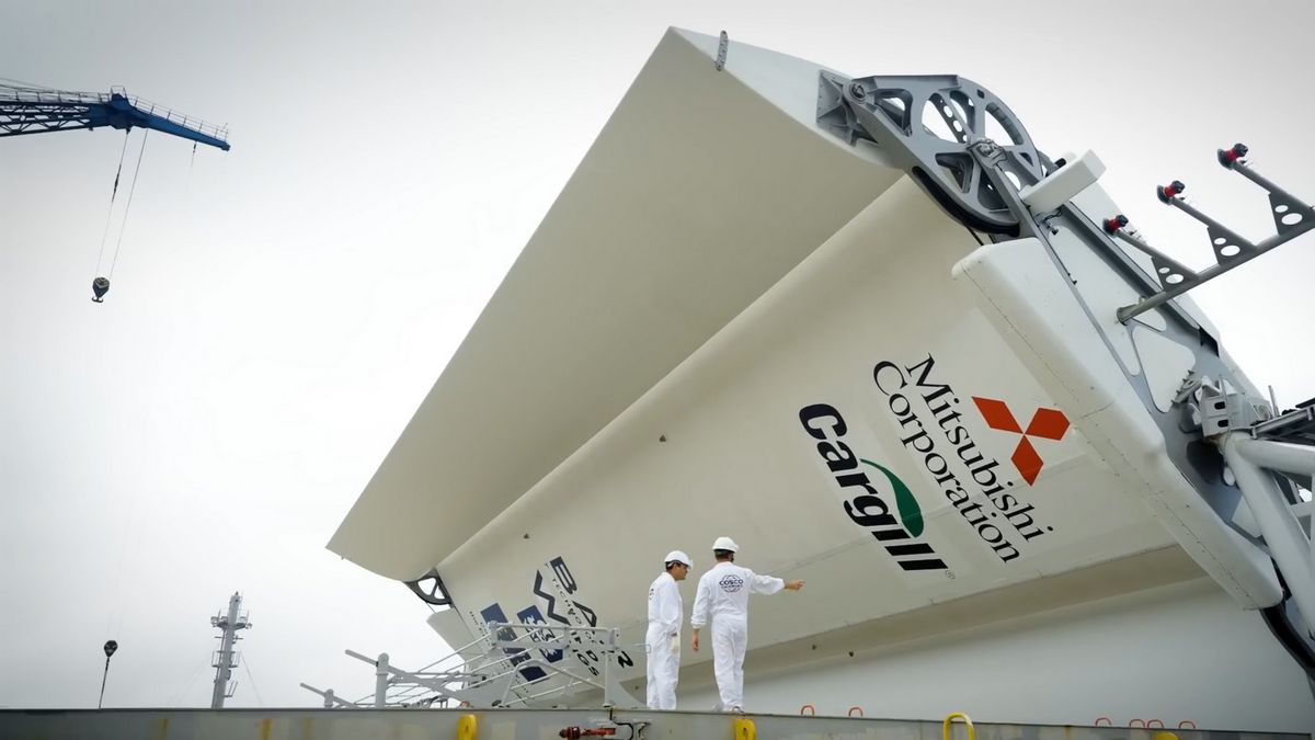 Les voiles WindWings se replient dans les ports et s'ouvrent en pleine mer, ce qui permet de réduire les émissions de CO2.