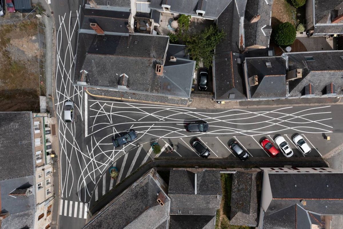 La maire a introduit cette méthode pour créer une perturbation visuelle qui ralentit les conducteurs à un carrefour clé.