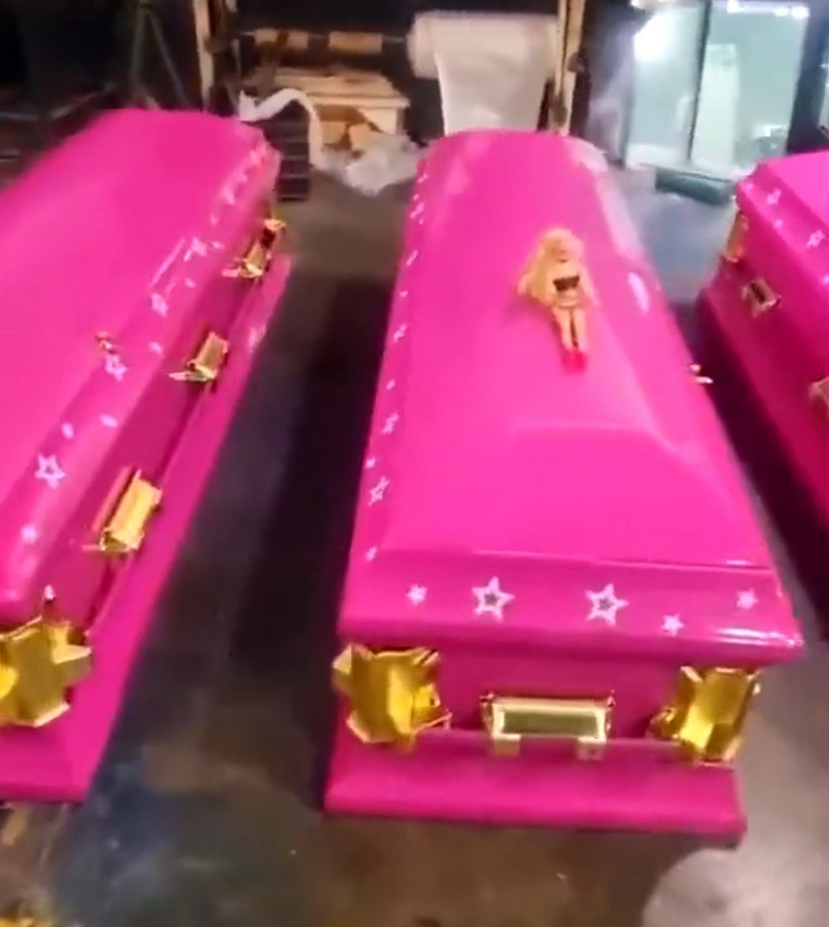 Les cercueils roses ont gagné en popularité après le succès du film Barbie.