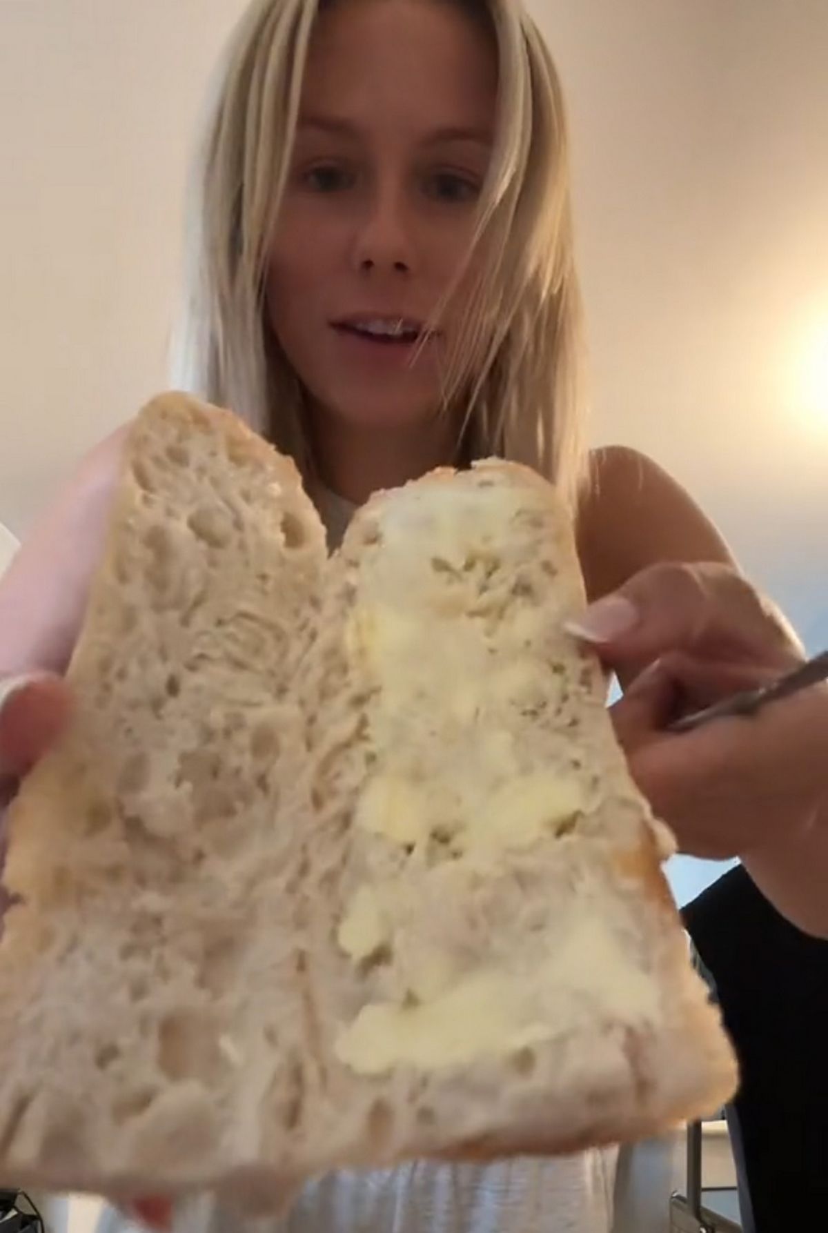 Elle a partagé ses découvertes dans une vidéo avec ses abonnés, montrant un sandwich français traditionnel.