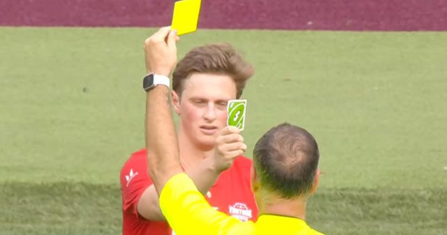 Max Fosh a reçu un carton jaune pour avoir fait une faute sur Simon Minter, mais il a surpris tout le monde en utilisant une carte UNO inversion sur l'arbitre.