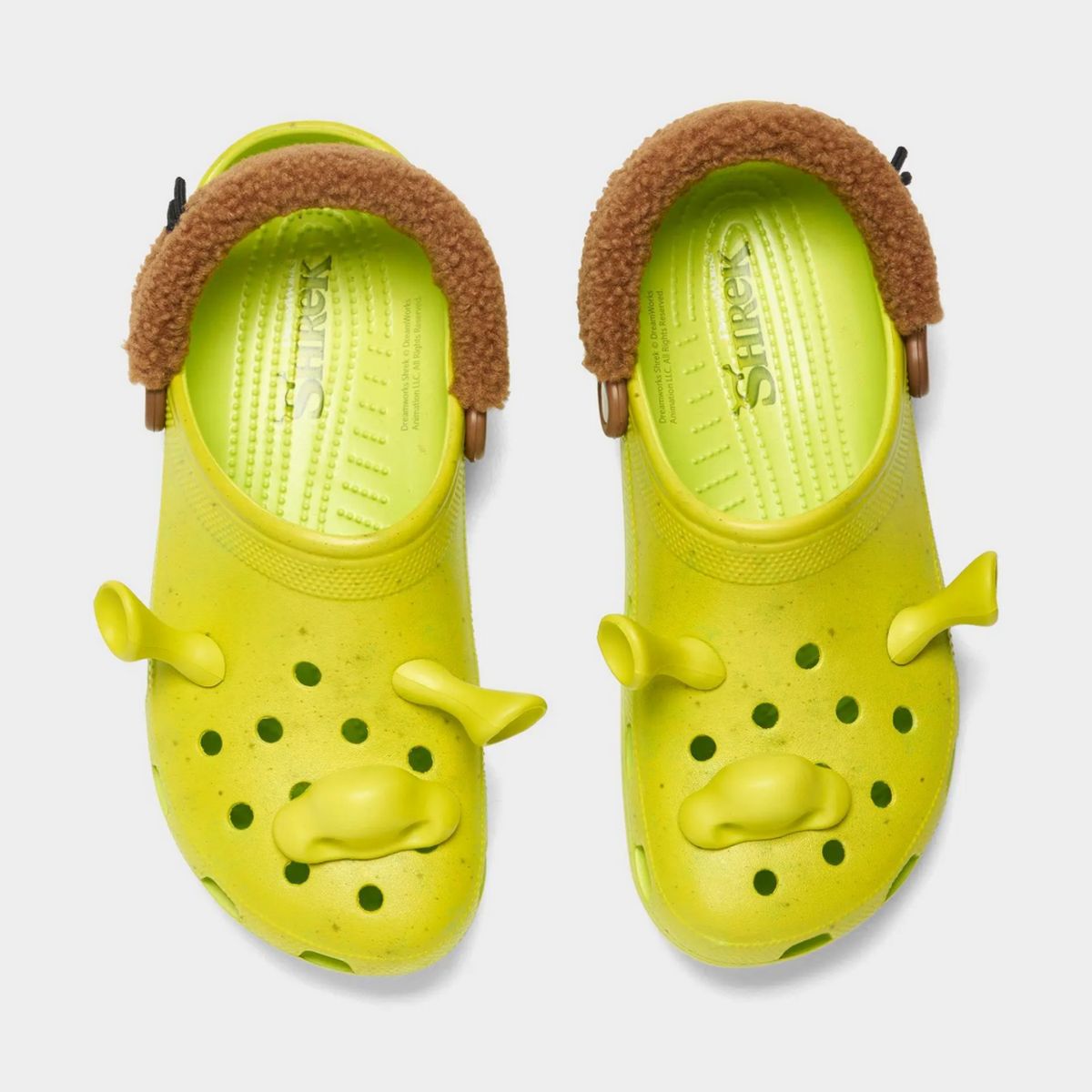 Cette chaussure, qui arbore la couleur verte emblématique de Shrek, des détails bruns duveteux et des courroies de talon réglables, fait sensation. Crédit photo : Crocs