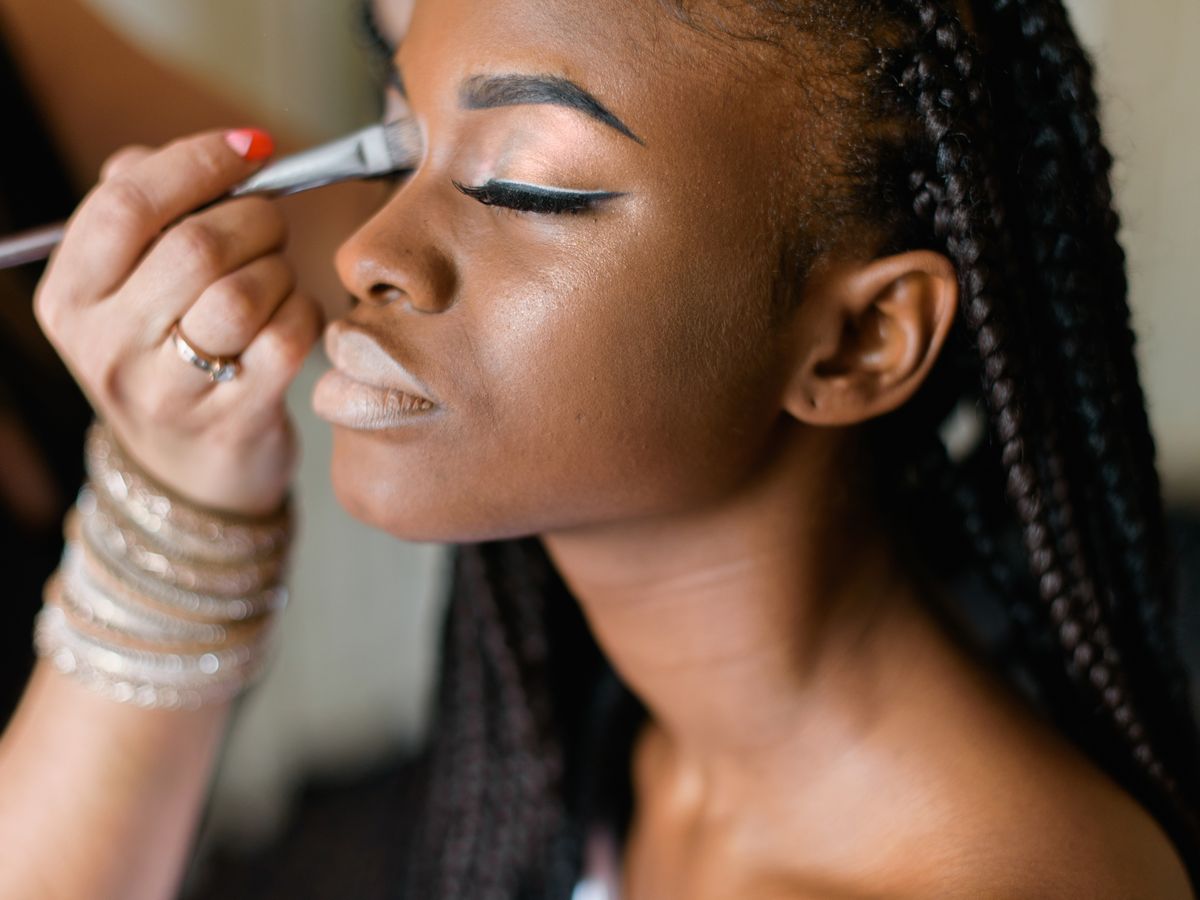 Le débat reflète l'évolution des normes de beauté, le maquillage étant passé d'une norme à un choix pour les femmes. 