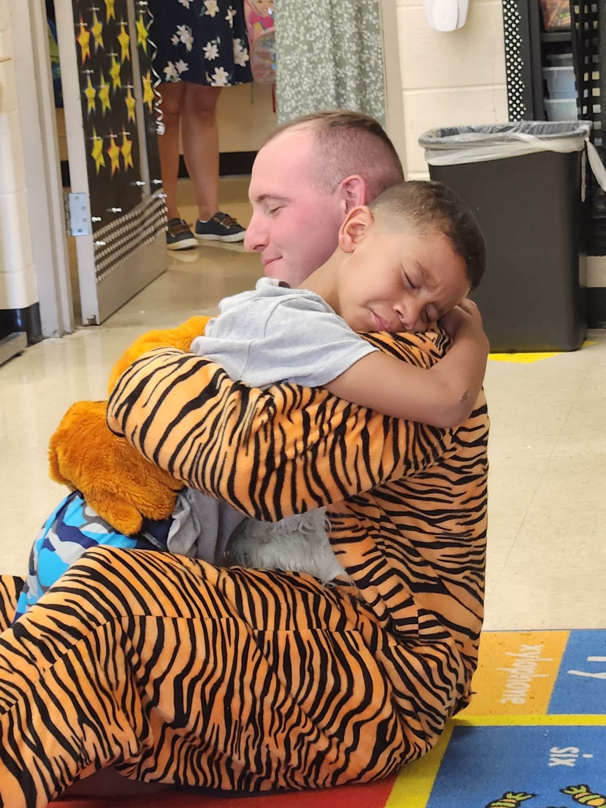 Le personnel de l'école a aidé à coordonner la surprise, capturant le moment réconfortant où Eli a sauté dans les bras de son père.