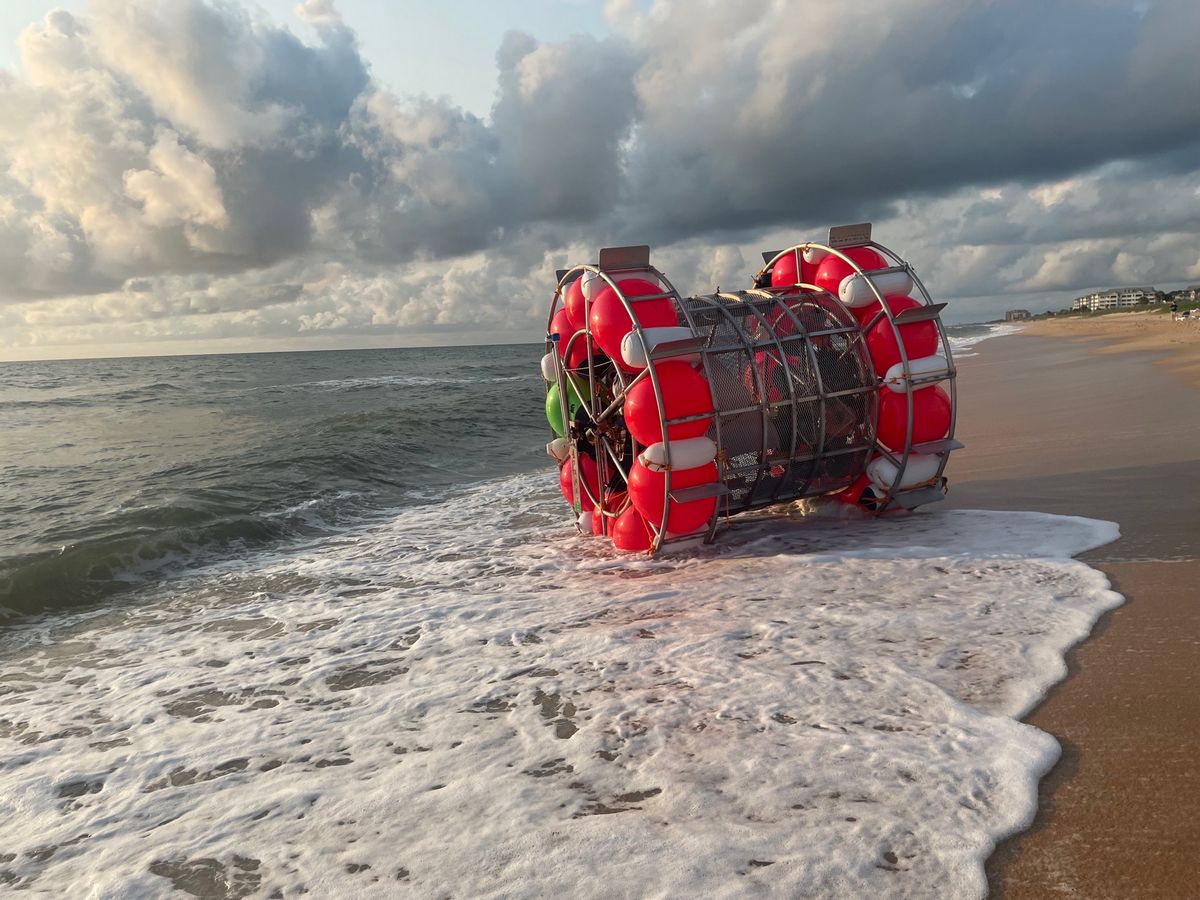 Le navire VALIANT de la Garde côtière des États-Unis a intercepté l'homme et a jugé son voyage dangereux en raison de l'état de son embarcation. Crédit photo : Flagler County Sheriff’s Office / X