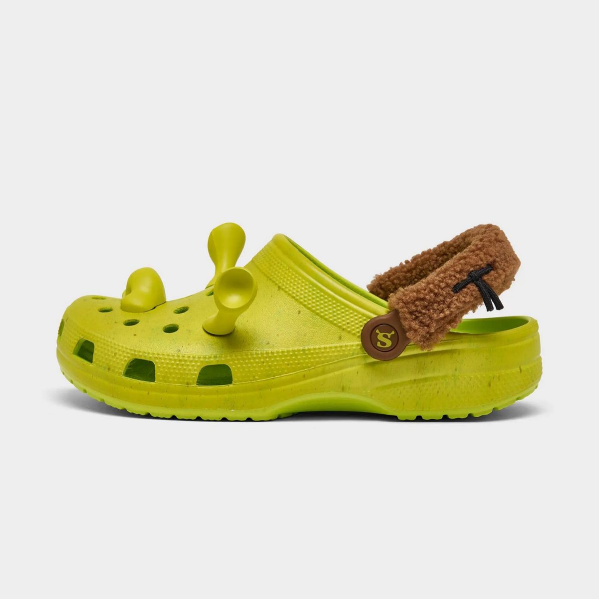 Il ne s'agit pas seulement d'une question d'esthétique : cette chaussure est également dotée d'oreilles et d'un nez verts pour compléter le look de Shrek. Crédit photo : Crocs