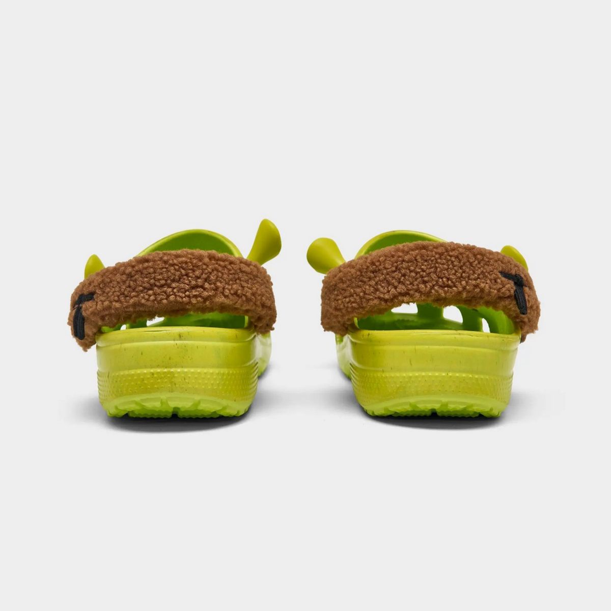 Les fans enthousiastes expriment déjà leur désir de précommander les Crocs Shrek. Toutefois, la date de sortie de cette chaussure reste un mystère. Crédit photo : Crocs