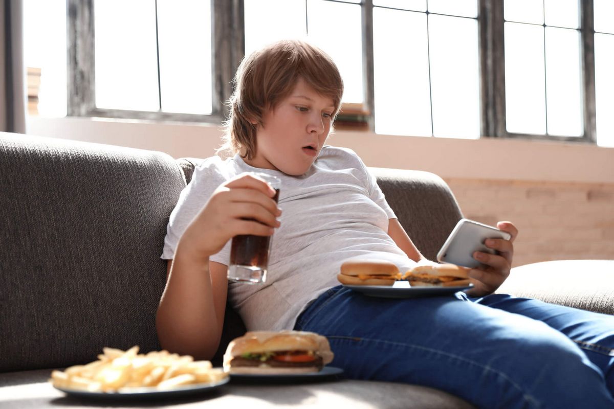 Le fils a commencé à acheter des snacks non vegan avec l'argent de sa corvée, se sentant seul et exclu de ses amis.