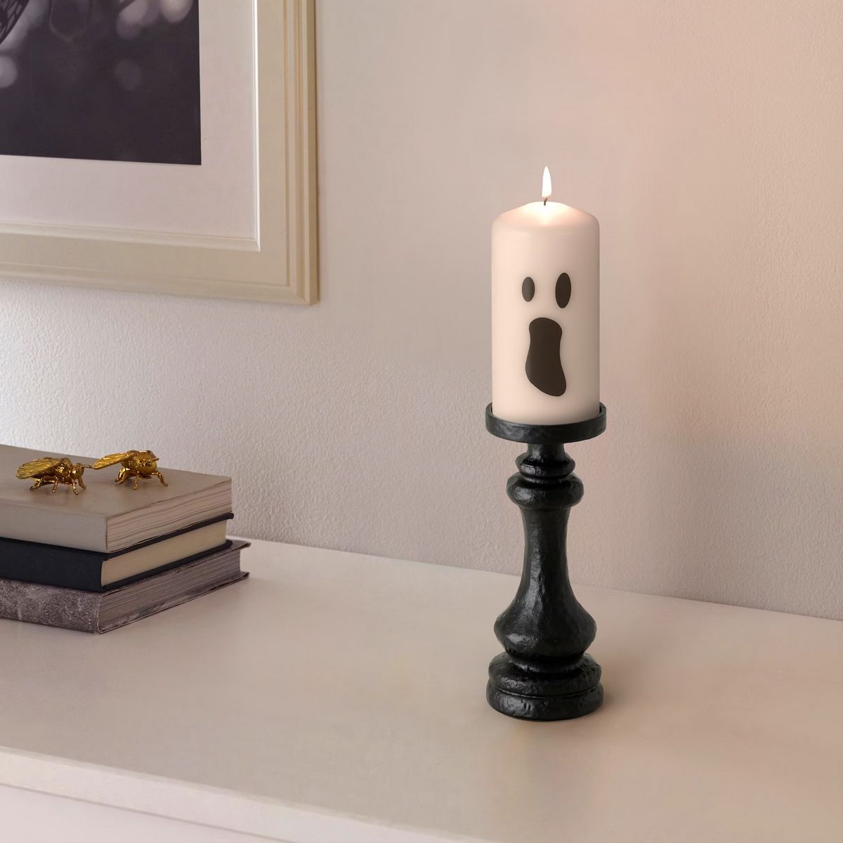 La collection KUSTFYR offre un large éventail de décorations macabres et amusantes pour Halloween, disponibles en ligne et en magasin chez IKEA.