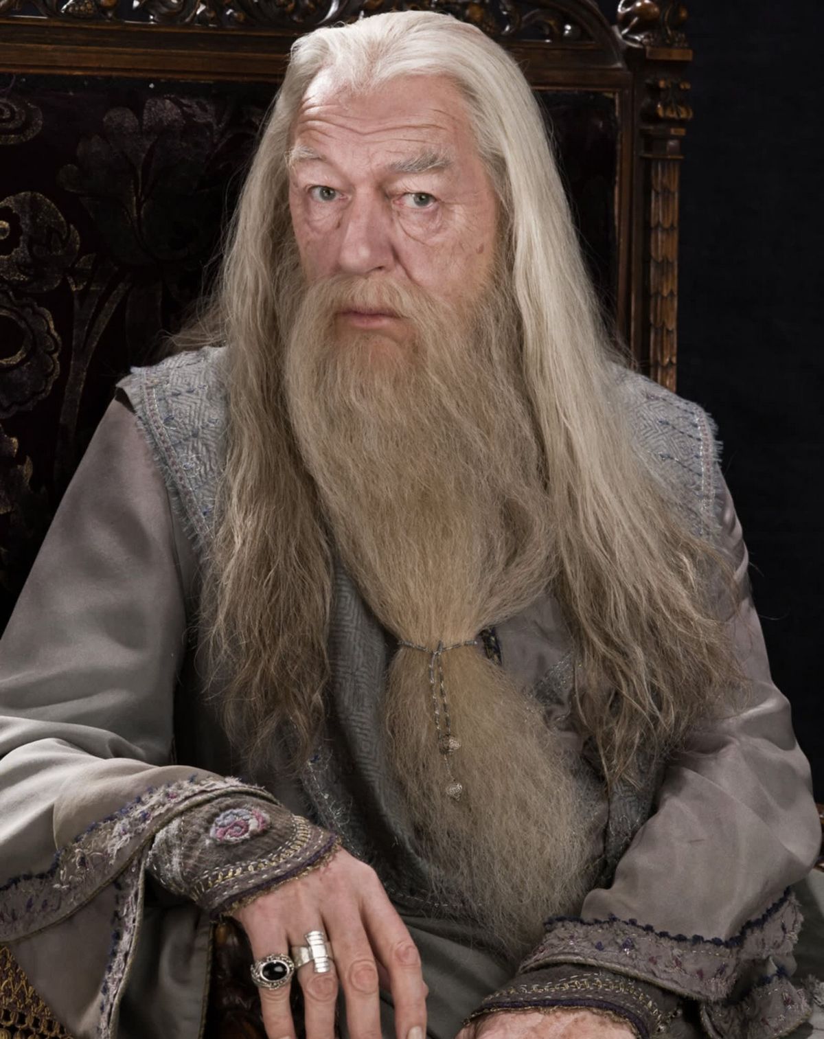 Au cours de ses cinquante années de carrière, Gambon a remporté quatre Bafta et a joué dans six des huit films Harry Potter.