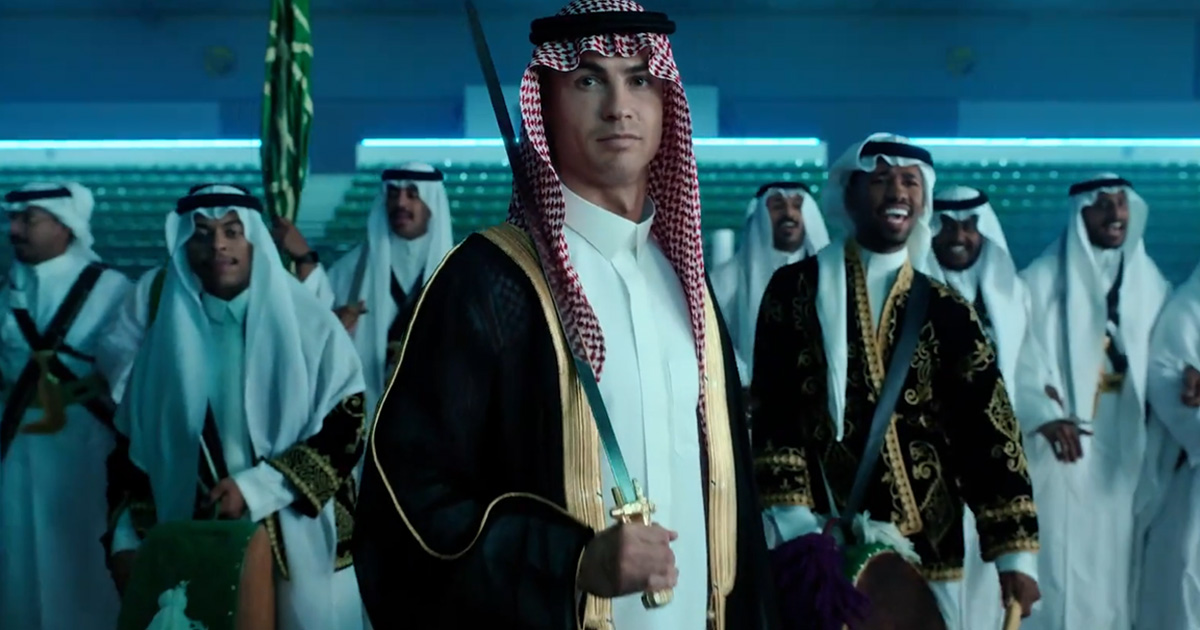 Cristiano Ronaldo et l'équipe d'Al-Nassr portent des vêtements traditionnels saoudiens et des épées dans une vidéo qui illustre leur rapprochement culturel.