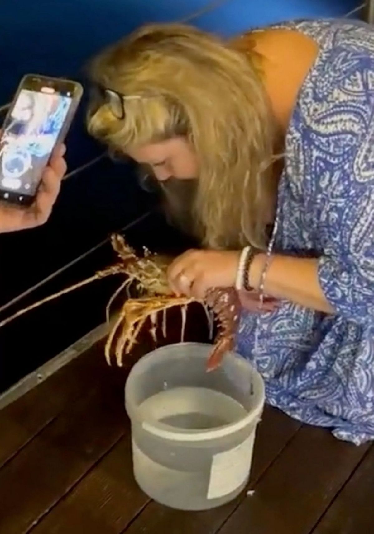 Elle a laissé tomber le homard vivant de deux kilos dans la mer après avoir demandé s'il pouvait se blesser, et le homard est reparti à la nage, indemne.