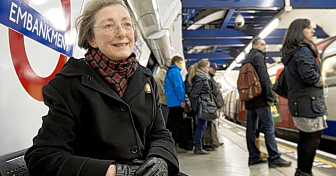 Margaret McCollum se rend encore quotidiennement dans une station de métro pour entendre la voix de son défunt mari, Oswald Laurence.