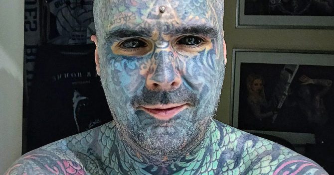 Matthew Whelen, également connu sous le nom de King Body Art, est l'homme le plus tatoué de Grande-Bretagne, son corps étant couvert de tatouages à 90 %.