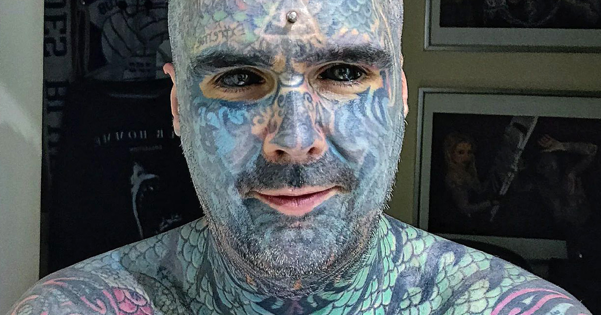 Matthew Whelen, également connu sous le nom de King Body Art, est l'homme le plus tatoué de Grande-Bretagne, son corps étant couvert de tatouages à 90 %.